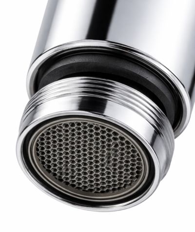 Makro prikaz aeratora na bateriji za lavabo sa vidljivom mrežicom i navojem za zamenu