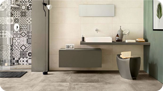 Patchwork akcentni zid u neutralnom kupatilu