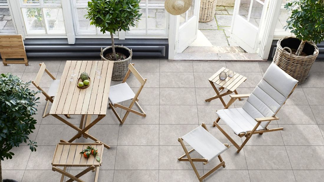 Barletta Grey 30x60 podne pločice na terasi u prirodnom ambijentu