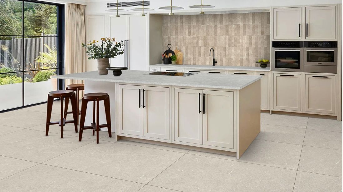 Bergstein Ivory 60x120 podne pločice u svetloj kuhinji