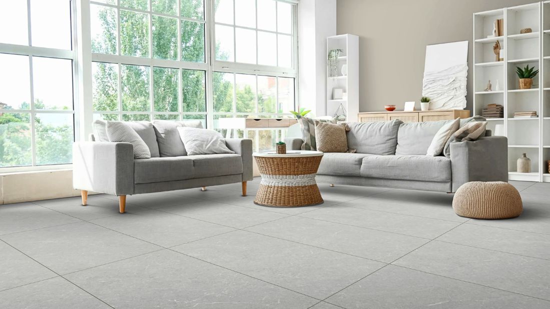 Bergstein Pearl 60x120 podne pločice u svetloj dnevnoj sobi