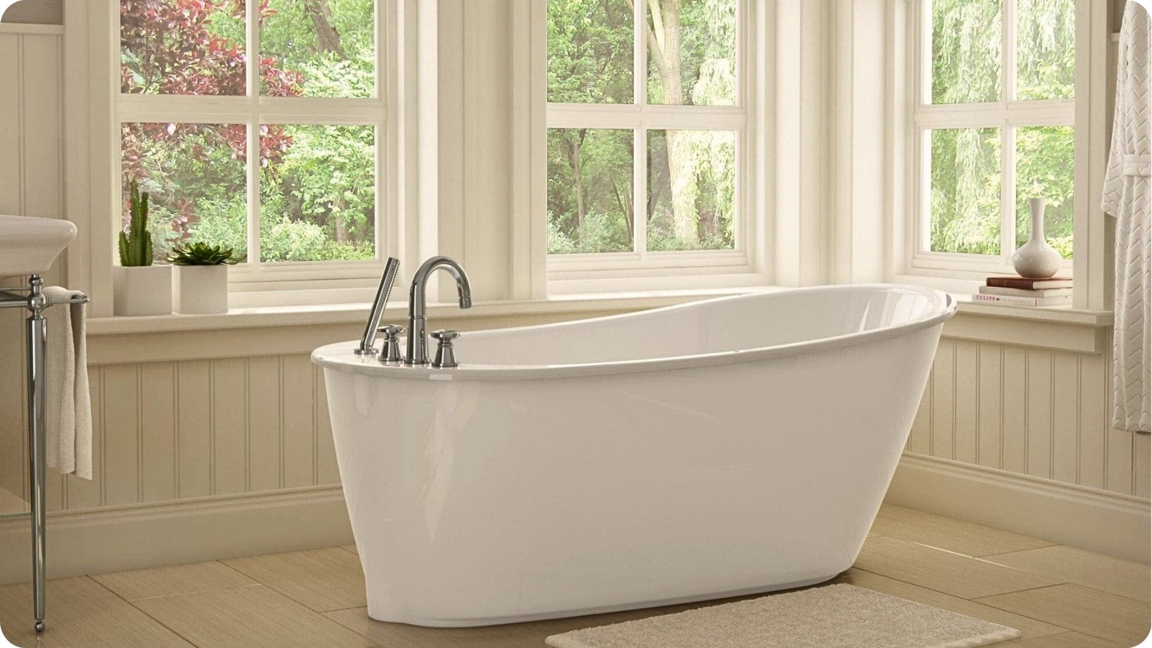 Samostojeća kada i tuš kao centralni elementi kupatila