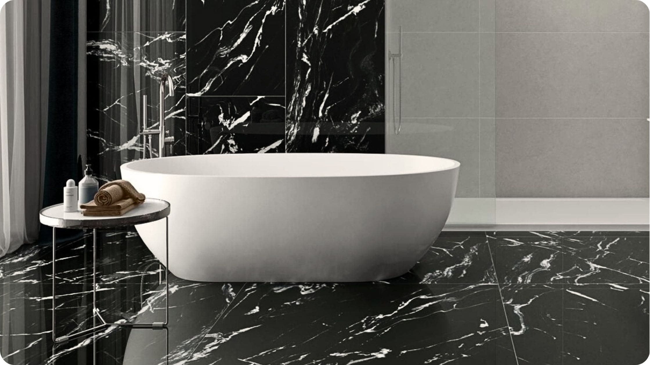 Samostojeća kada u kupatilu sa mermernim pločicama