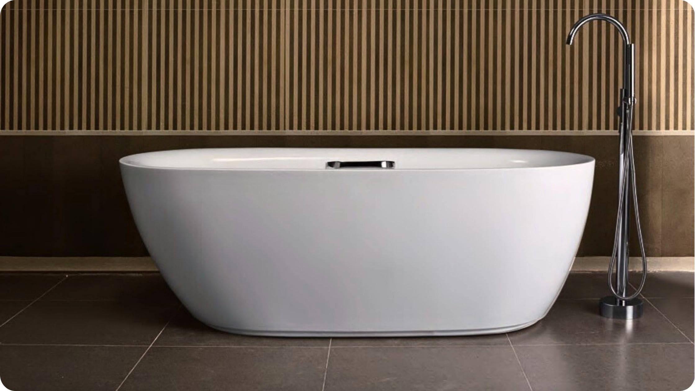 Minimalistička samostojeća kada u modernom kupatilu