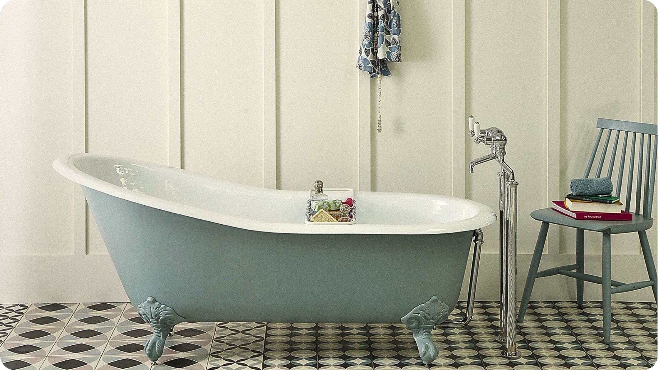 Samostojeća kada postavljena uz zid kupatila