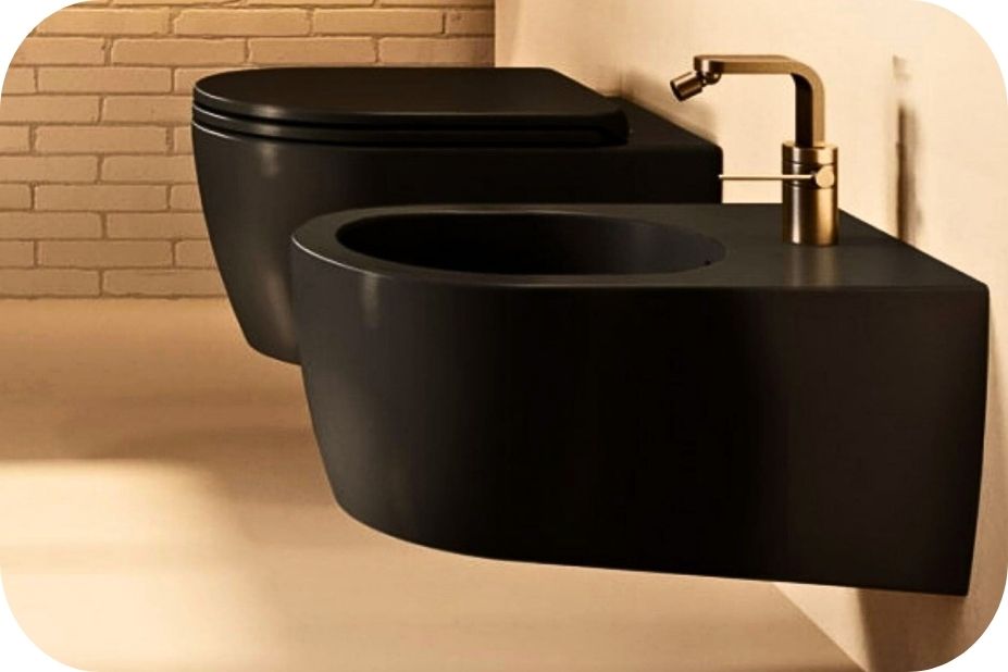 Minimalističko kupatilo sa crnim lavaboom i WC šoljom u toplom arhitektonskom ambijentu