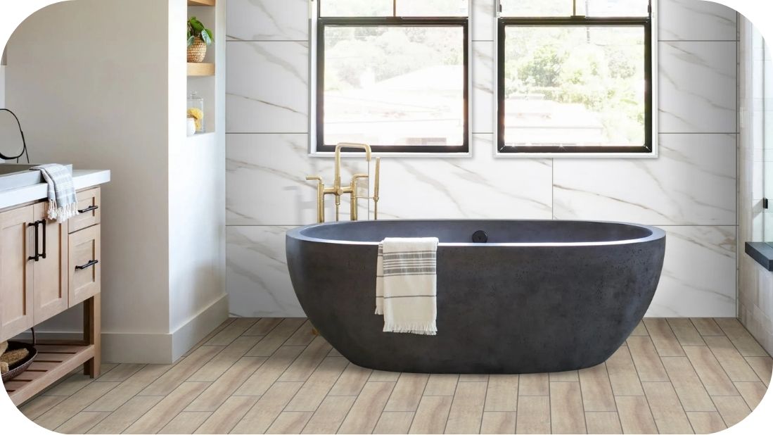 Kupatilo sa crnom kadom: granitne pločice drvo i mermer – najlepši par