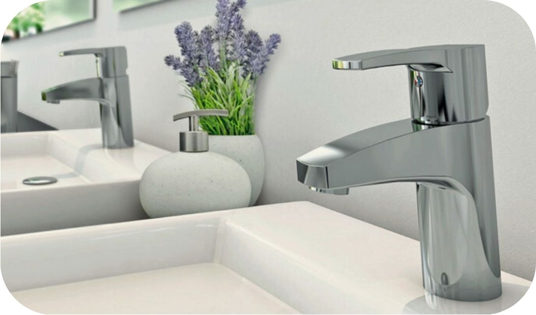 Jednoručna stojeća baterija za lavabo u hrom završnoj obradi, montirana na umivaonik u savremenom kupatilu