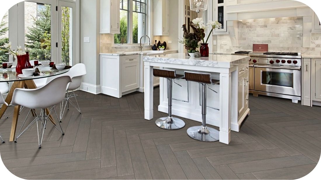 Granitne pločice u dezenu drveta za toplinu porodične kuhinje