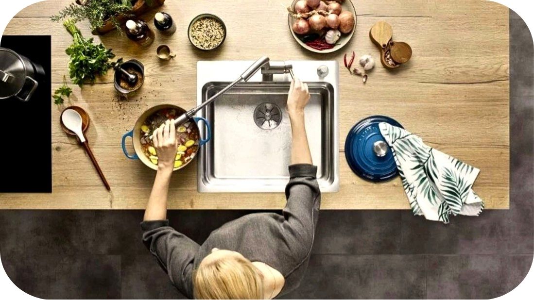 Pogled odozgo na sudoperu i slavinu tokom pripreme hrane
