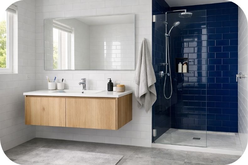 Kupatilo sa belim pločicama i tamnoplavim akcentnim zidom