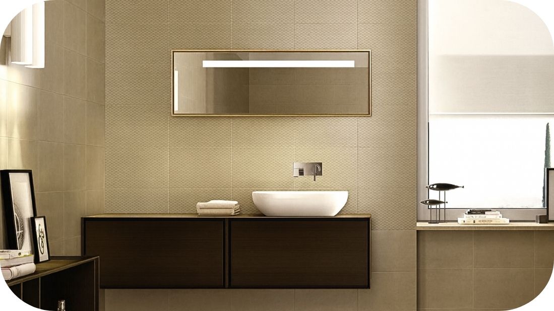 Kupatilo sa elegantnim geometrijskim pločicama iznad umivaonika