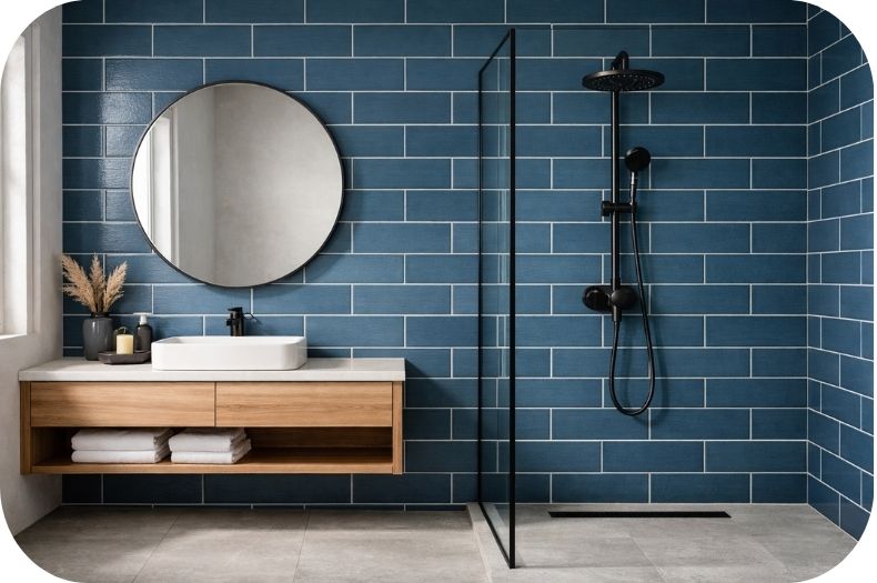 Kupatilo sa petrol plavim pločicama i kontrastnim akcentima