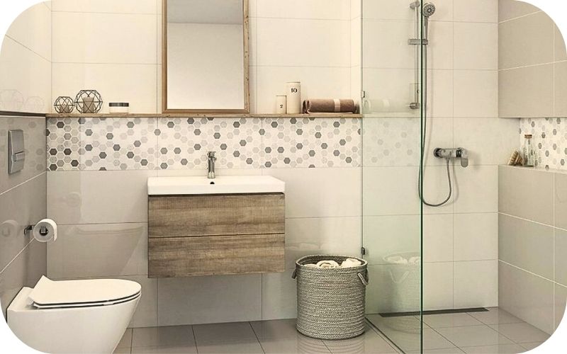 Kupatilo sa walk-in paravanom i svetlim pločicama