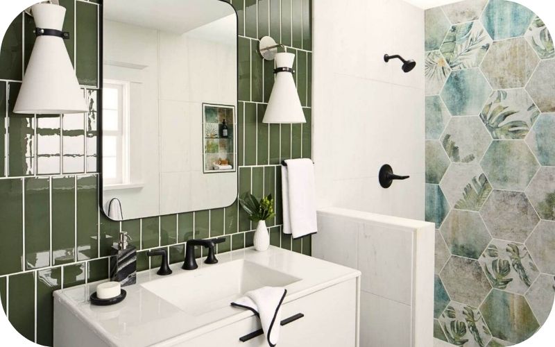 Kupatilo sa zelenim zidnim pločicama i heksagonima sa botaničkim motivom