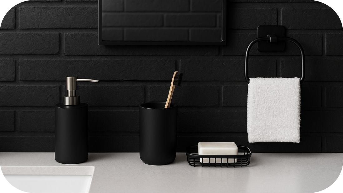 Kupatilska galanterija u industrijskom stilu sa mat crnim detaljima i kontrastnim elementima