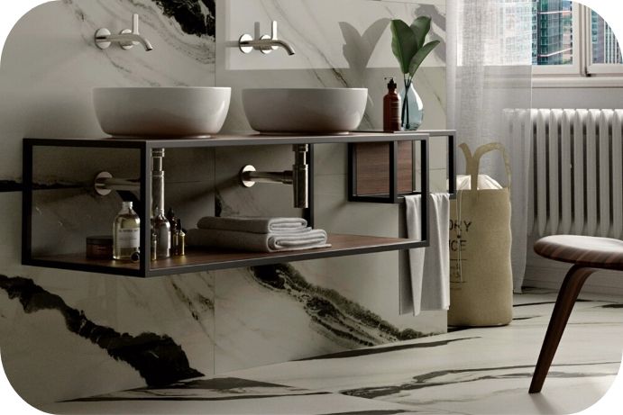 Kupatilo sa mermernim pločicama snažne teksture i kontrasta