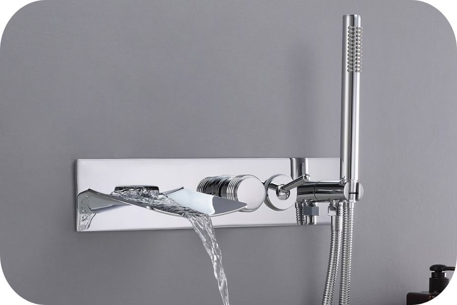 Moderni zidni tuš set u minimalističkom kupatilu