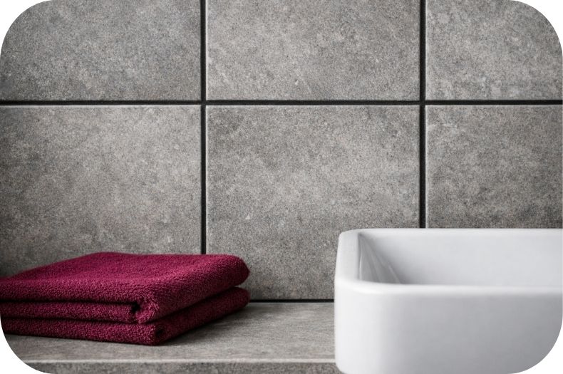 Pločice sa kontrastnim fugama na zidu iza lavaboa u kupatilu