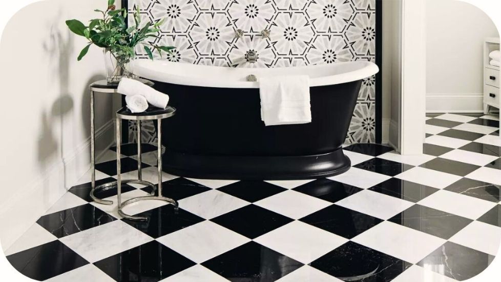 Crno-bele podne pločice u kupatilu u šahovskom rasporedu