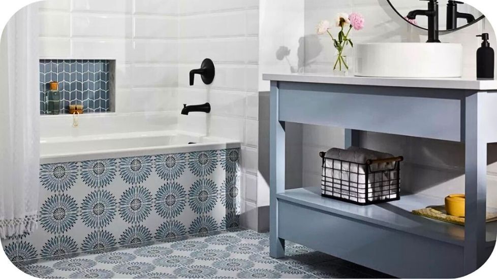 Podne pločice u kupatilu sa plavim dekorativnim dezenom manjeg formata