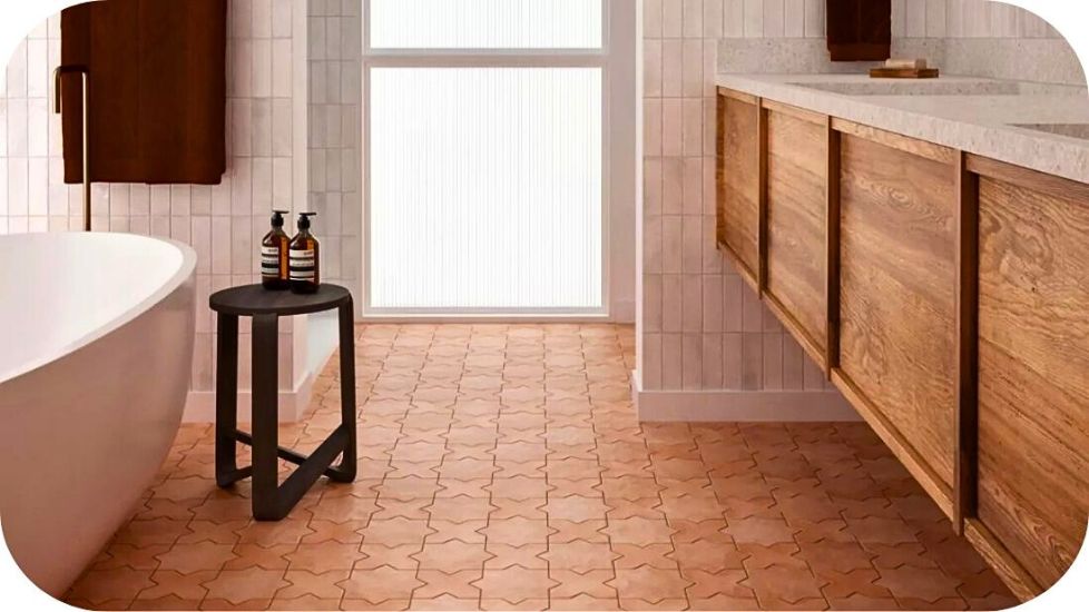 Podne pločice u kupatilu u malom formatu sa dekorativnim uzorkom i izraženim fugama