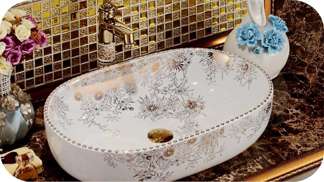 Porcelanski umivaonik sa zlatnim i floralnim detaljima