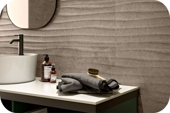 Reljefne talasaste pločice kao zidna tekstura u kupatilu