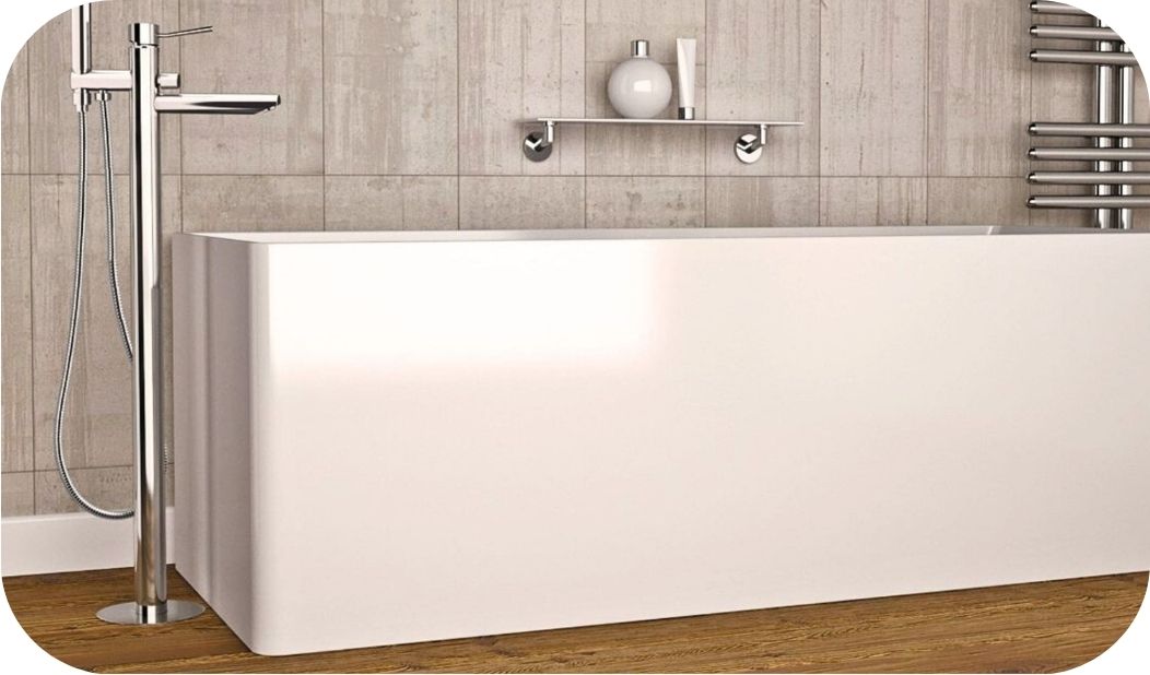 Samostojeća podna baterija uz kadu u modernom kupatilu sa neutralnim pločicama i drvenim podom