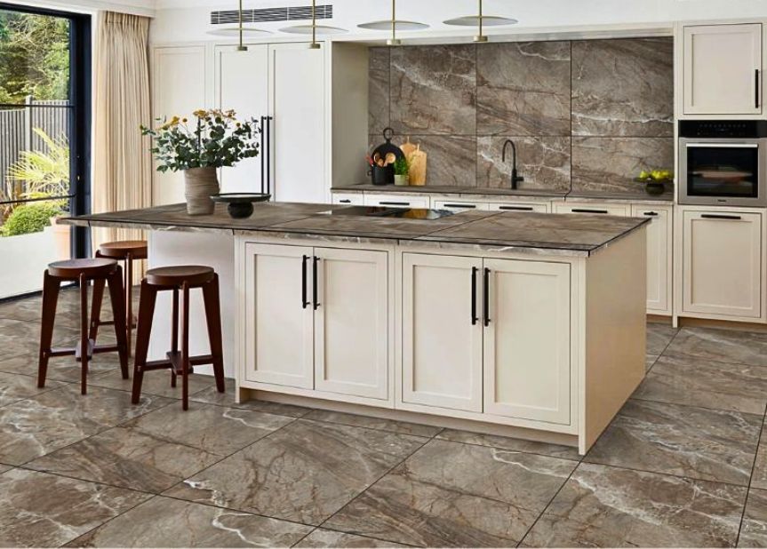 Silica Brown 60x60 polirane granitne pločice u modernoj kuhinji