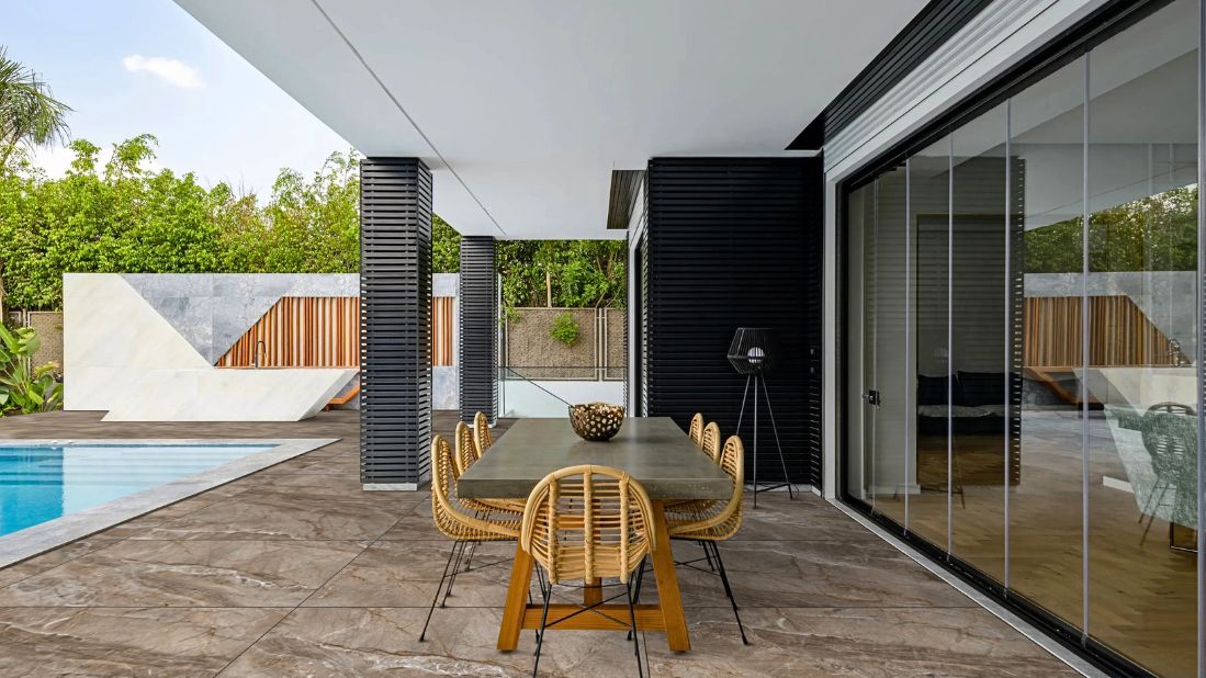 Silica Brown Mat 60x120 granitne pločice na modernoj terasi