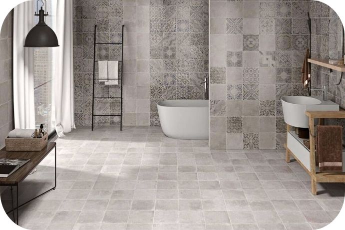 Kupatilo sa svetlim sivim patchwork pločicama i dekorativnim zidom