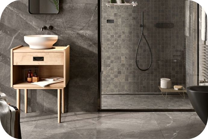 Moderno kupatilo sa tamno sivim pločicama i drvenim elementima