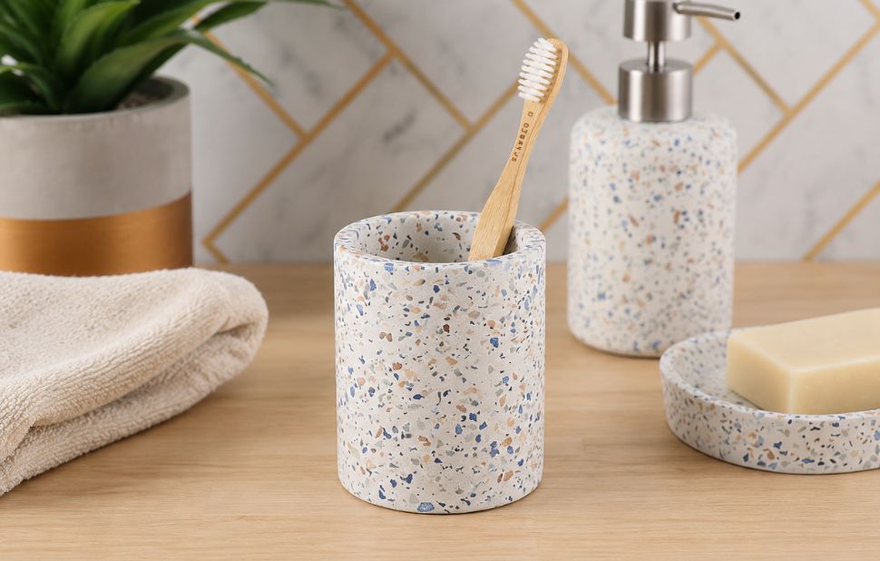 Terrazzo čaša za četkice u moderno uređenom kupatilu