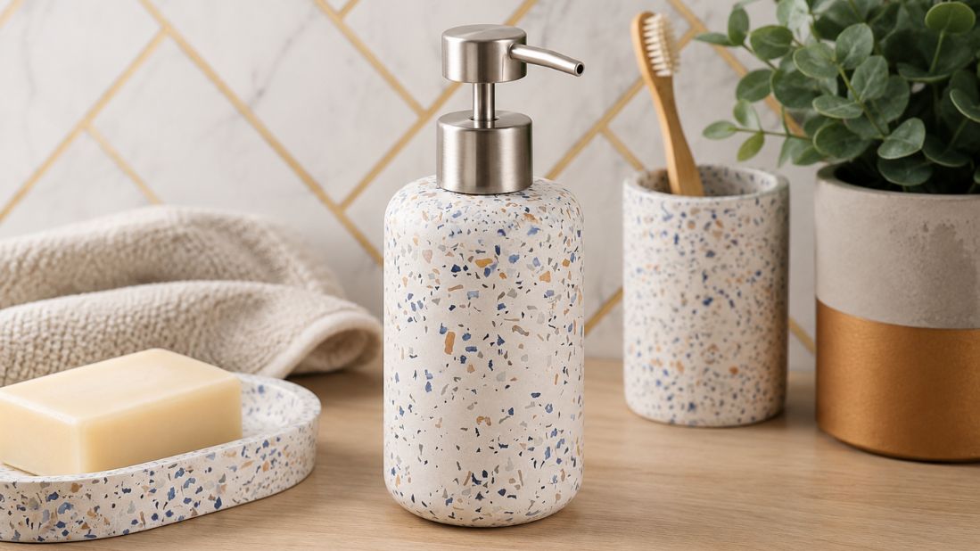 Terrazzo dozator za tečni sapun u modernom kupatilu sa usklađenom galanterijom
