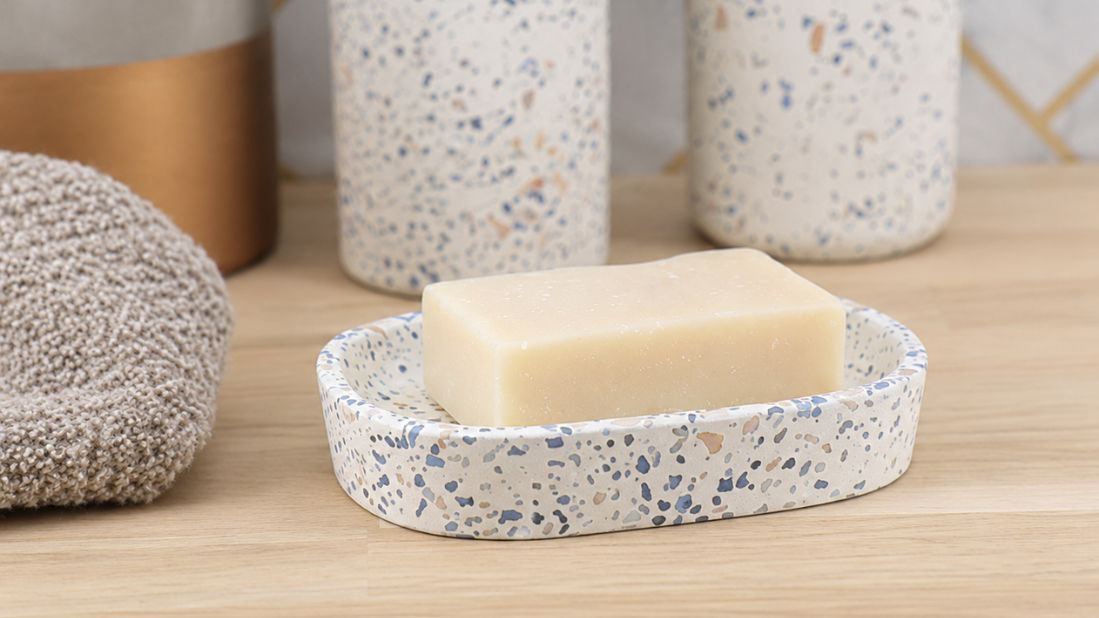 Terrazzo držač za sapun u modernom kupatilu sa usklađenom galanterijom