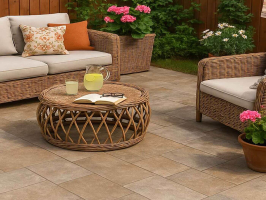 Rustične pločice za terasu u prirodnom okruženju, sa pogledom na zelenu baštu i dekorativne detalje.