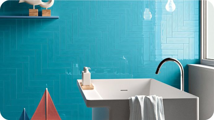 Tirkizne pločice postavljene u riblju kost na akcentnom zidu kupatila