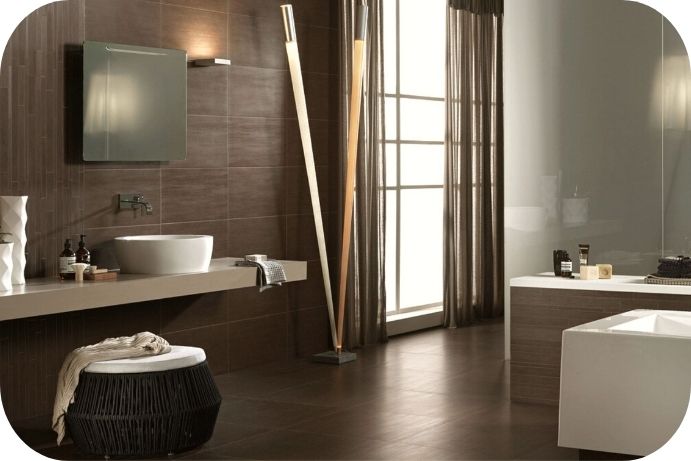 Kupatilo u toplim zemljanim tonovima sa tamnom keramikom i spa atmosferom