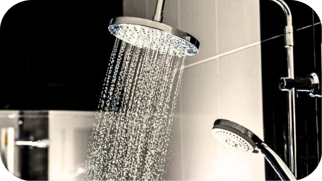 Tuš ručica i tuš ruža sa efektom kiše u radu