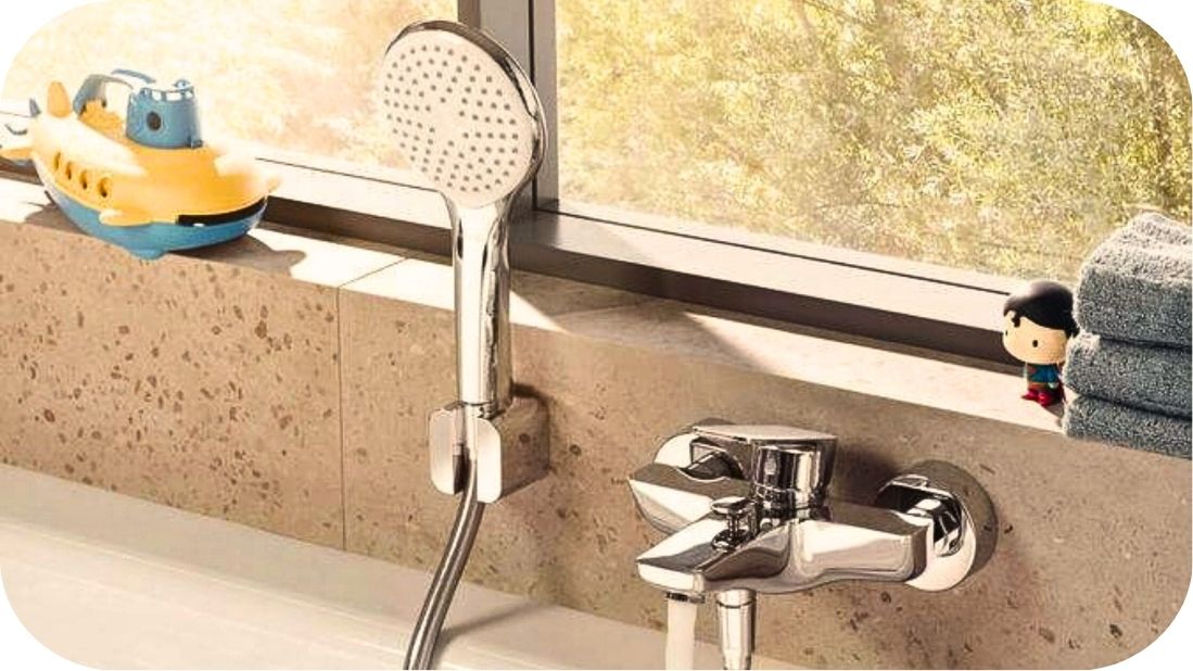 Ručna tuš ručica u porodičnom kupatilu sa igračkama