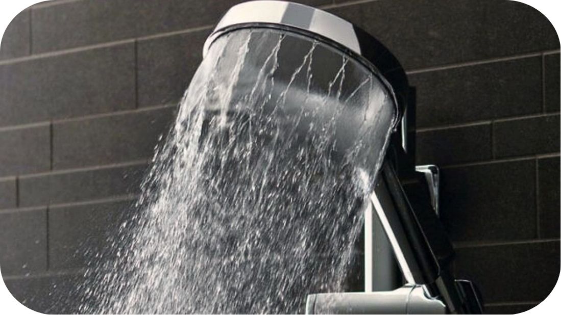 Detalj tuš ruže sa silikonskim mlaznicama u radu