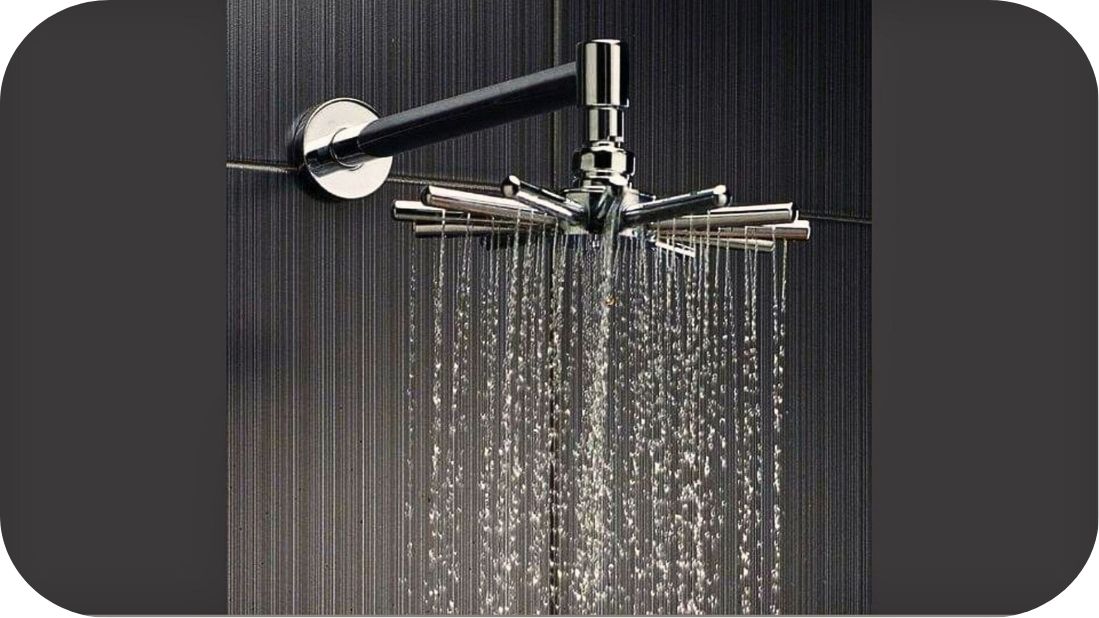 Detalj tuš ruže sa jakim mlazom vode