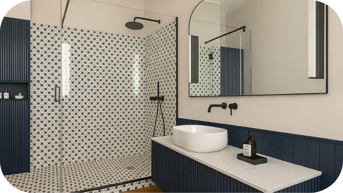 Savremena tuš zona sa transparentnim staklom, dekorativnim pločicama i crnim metalnim detaljima