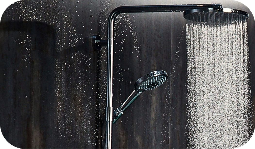 Usponski sistem za tuš sa gornjom tuš ružom i ručnim tušem u radu