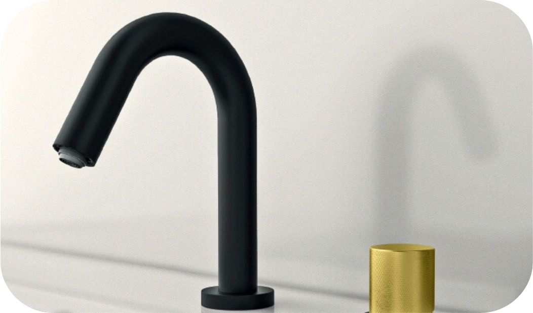 Visoka mat crna baterija za lavabo sa zakrivljenim izlivom.