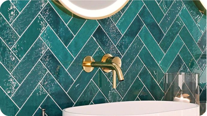 Zelene pločice postavljene u herringbone šemi u kupatilu