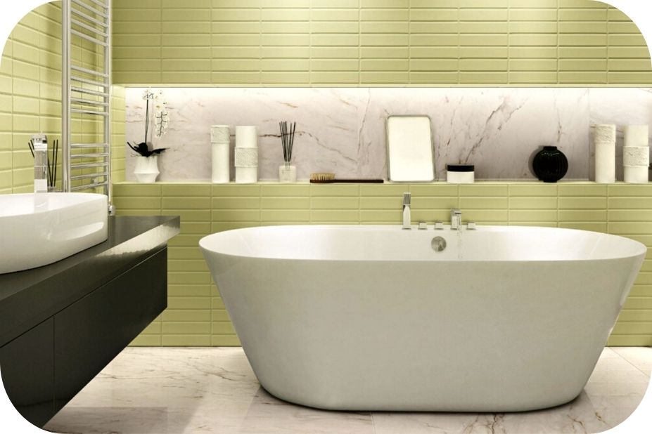 Kupatilo sa zelenim zidnim pločicama i mermernim površinama