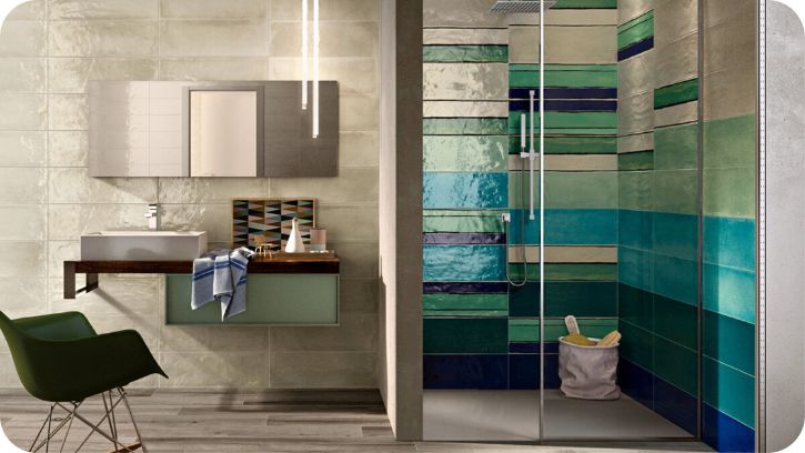 Zelene trakaste pločice u tuš zoni modernog kupatila