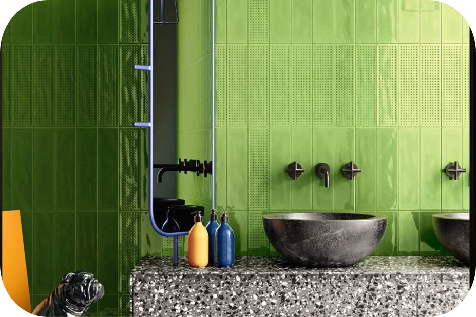 Moderno kupatilo sa zelenim zidnim pločicama i terrazzo pultom